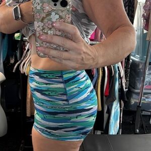 Lululemon Athletica shorts high waist size 8 no dot boogie shorts Secret garden